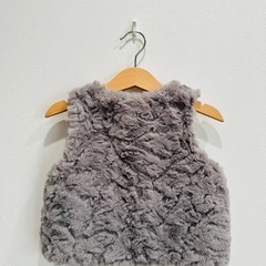 H&Mフェイクファーベストの画像