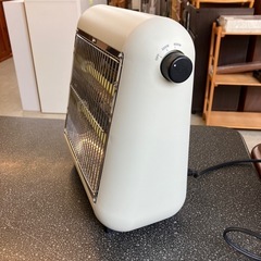 K2510-267 ±0 遠赤外線電気ストーブY010 XHS-Y010 ベージュ 2021年製 通電確認済み 中古美品の画像