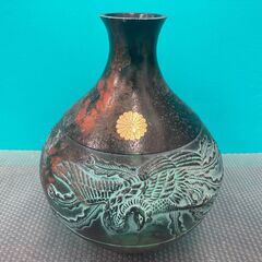 【差し上げます】 平成八年　春　勲五等瑞宝章　菊花紋章　菊紋　花瓶　花器　壺　工芸品　記念品の画像