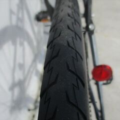 E610　★　16800円★整備済み スポーツ中古自転車 　グレー　LEDオートライト　カゴ付き【クロスバイク】の画像