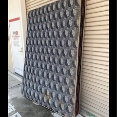 無料です。ダブルザイスのマットレス
