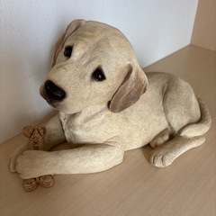 ラブラドールレトリーバーの置物の画像