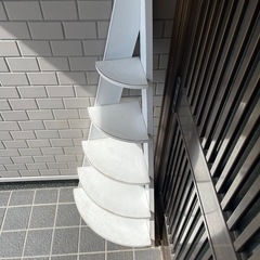 【非対面】庭で植物を飾っていた棚の画像