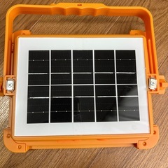 ソーラー充電式のLED投光器の画像