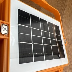 ソーラー充電式のLED投光器の画像