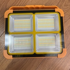 ソーラー充電式のLED投光器の画像