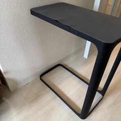 ソファ、ベッドサイドテーブルの画像