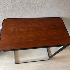 ソファ、ベッドサイドテーブルの画像