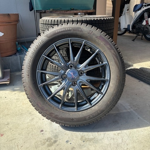 スタッドレスタイヤ　ブリヂストン　ダイハツタフト　　165/65-15