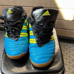 ⚽️adidasフットサルシューズ(22.5)の画像