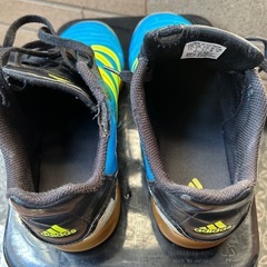 ⚽️adidasフットサルシューズ(22.5)の画像