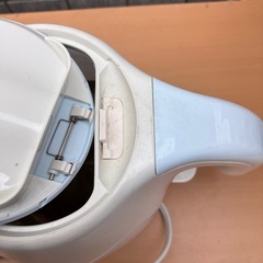 電気ケトル　フタのヒンジ割れてますの画像