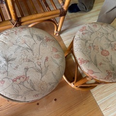 ラタン製チェア＆スツール2脚セット（ガラス天板付き）500円の画像