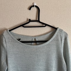 【美品】EGOIST ライトグレー 長袖ニット　薄手　袖フレア　薄手ニットソー ボートネック トップス　 長袖　 カットソーの画像