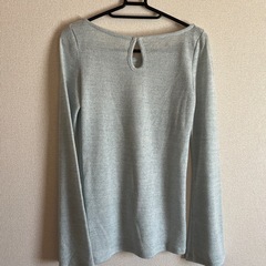 【美品】EGOIST ライトグレー 長袖ニット　薄手　袖フレア　薄手ニットソー ボートネック トップス　 長袖　 カットソーの画像