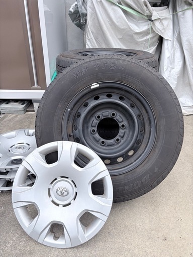 ハイエース　純正タイヤ　ホイールカバー付き