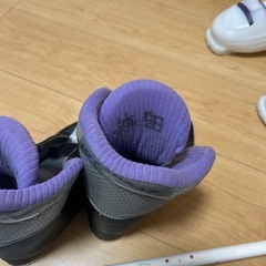 スキー板、ブーツ、ストックの画像