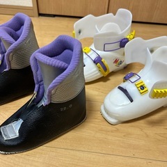 スキー板、ブーツ、ストックの画像