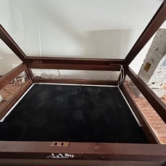 アンティーク照明付きガラスケースの画像