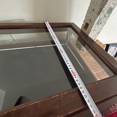 アンティーク照明付きガラスケースの画像