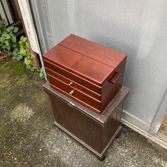きれいな裁縫箱とキャスター付きの箱の画像