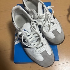 adidas スニーカー ホワイト/グレー/ネイビー 27.5cmの画像