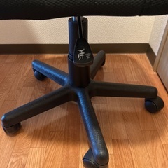 黒いデスクチェアの画像