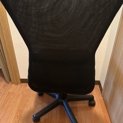 黒いデスクチェアの画像