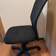 黒いデスクチェアの画像