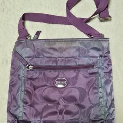 COACH コーチ ショルダーバッグ パープル シグネチャ サコッシュ 斜めがけの画像