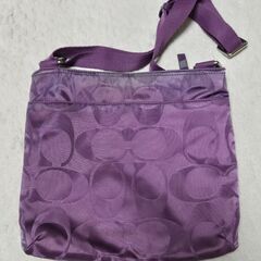 COACH コーチ ショルダーバッグ パープル シグネチャ サコッシュ 斜めがけの画像