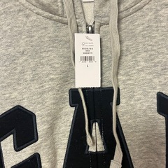 大人気😍新品‼️GAPジップパーカーの画像