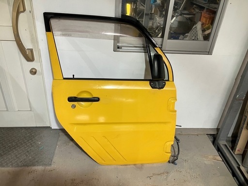 ネイキッド　運転席どあ