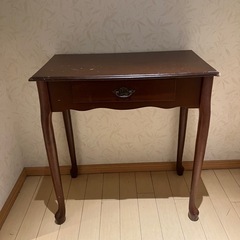 木のテーブル　引き出し付きの画像
