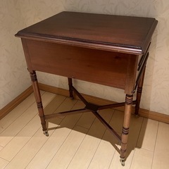 木のテーブル　引き出し付きの画像