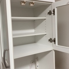 ホワイト食器棚 ガラス扉付き　レンジボードの画像