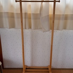 木製ハンガーラックの画像
