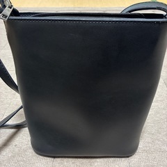 黒ショルダーバッグの画像