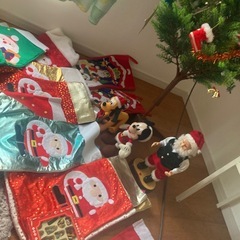 クリスマスツリーと飾りの画像