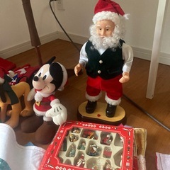 クリスマスツリーと飾りの画像