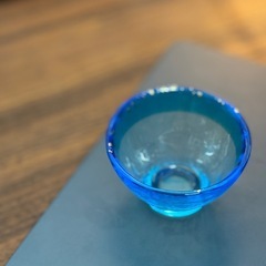 津軽びいどろ　青色ガラスお猪口 金箔付きの画像