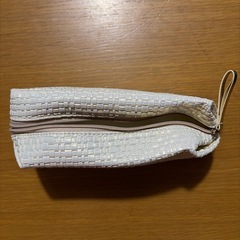 メナード ☆ 編み込み風 ポーチ 2個 ☆ カゴ 型押し トラベルキットの画像