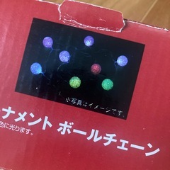 クリスマスツリーと飾りの画像