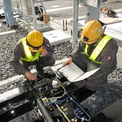 鉄道が好きで選んだ会社だけど、電車以外のいろんなところで元気をもらっている、そんな先輩が活躍中！　【未経験からでも充分活躍できる鉄道電気設備の工事スタッフ】　◎月給25万円～　★キャリアを積むごとに様々な資格の取得が可能で、まるで各駅停車のように着実に人生を歩んでいける環境です。の画像