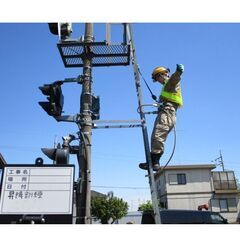 鉄道が好きで選んだ会社だけど、電車以外のいろんなところで元気をもらっている、そんな先輩が活躍中！　【未経験からでも充分活躍できる鉄道電気設備の工事スタッフ】　◎月給25万円～　★キャリアを積むごとに様々な資格の取得が可能で、まるで各駅停車のように着実に人生を歩んでいける環境です。の画像