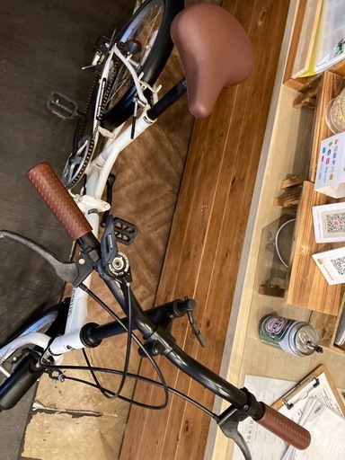 【後輪タイヤ・後輪チューブ新品！】ダイナモライト付き　6段変速　20インチ折りたたみ自転車　ホワイト