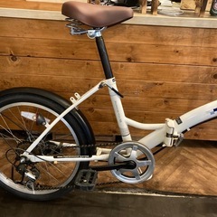 【後輪タイヤ・後輪チューブ新品！】ダイナモライト付き　6段変速　20インチ折りたたみ自転車　ホワイトの画像