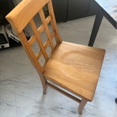 ダイニングテーブルとイス×2の画像