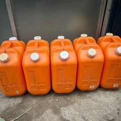 灯油缶18リットルタイプを5缶の画像