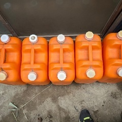 灯油缶18リットルタイプを5缶の画像